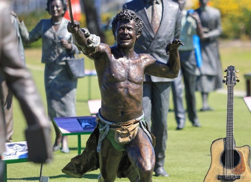 long walk to freedom statue